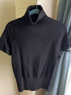 WHBM White House Black Market short sleeve turtleneck sweater, size medium.